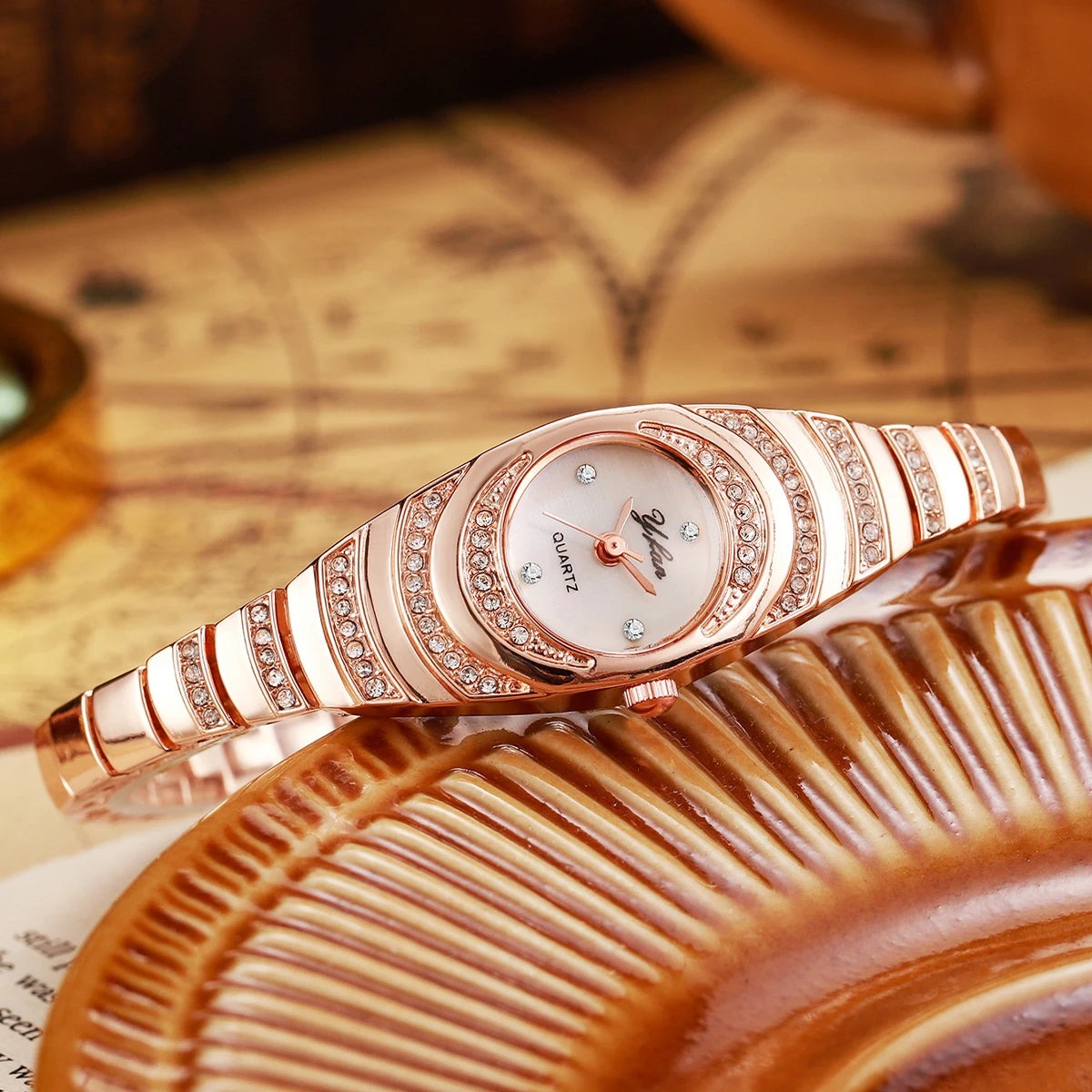 Reloj de cuarzo elegante para mujer, estilo pulsera con pedrería (sin caja)